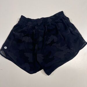 Lululemon Hotty Hot Low Rise 4” Shorts Color: Black Camo Women’s Size 4